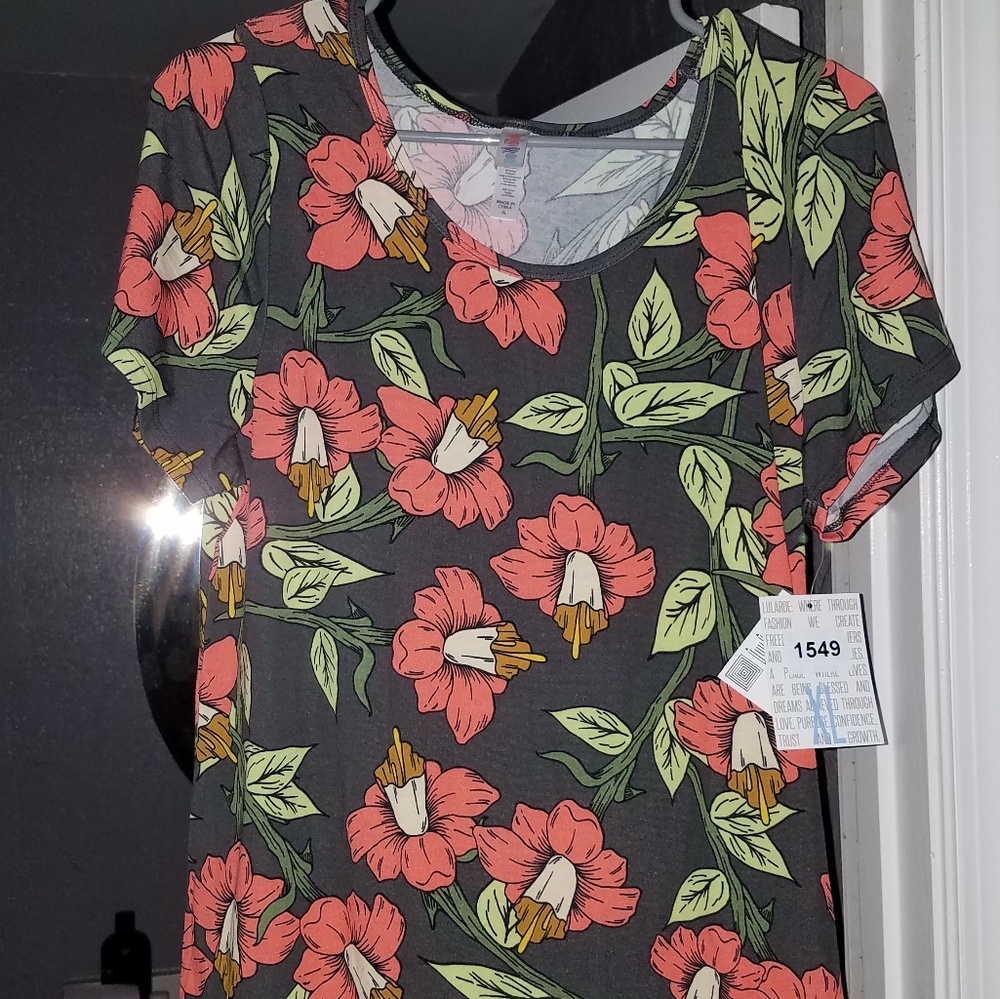 XL Lularoe Classic Tee